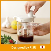 Convenient and Healthy salad non-slip plastic dressing mixer with scale made in Japan, disassebly type